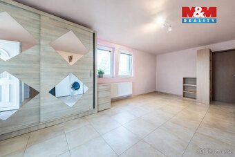 Nabízíme na prodej prostorný rodinný dům v klidné části obce
