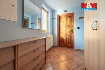 Nabízíme na prodej prostorný rodinný dům v klidné části obce
