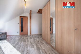 Nabízíme na prodej prostorný rodinný dům v klidné části obce
