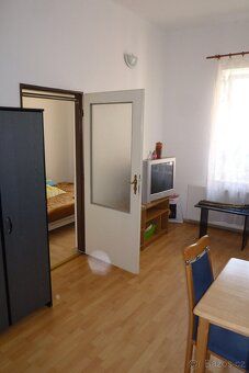 Byt ve zděném domě poblíž zastávky MHD. Pronájem bytu v prvn