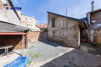 Představuji vám menší rodinný dům v historické části města L