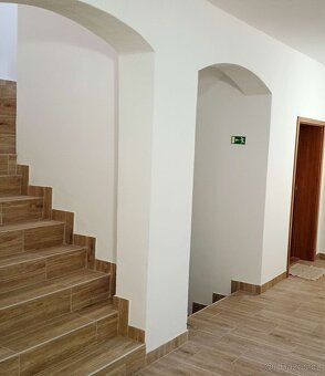 Pronájem prostorného 76 m2 velkého nového bytu ve druhém pat