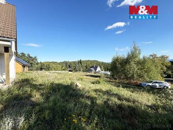 Toužíte po bydlení v přírodě s výhledem do krajiny a přitom 