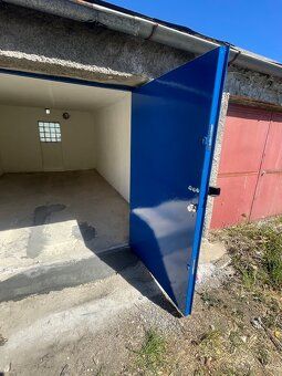Prodám garáž v Přibrami . Garáž má 25m2, nová vrata, nová st