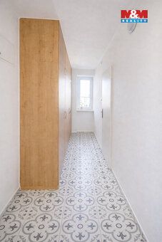 Nabízíme k prodeji prostorný a slunný byt 2+1 o užitné ploše
