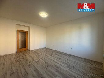 Nabízíme k pronájmu prostorný byt 3+1 o výměře 67 m² v klidn