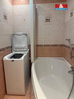 Nabízíme k pronájmu prostorný byt 3+1 o výměře 67 m² v klidn