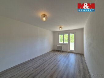 K pronájmu panelový byt o velikost 2+1 s lodžií, situovaný v
