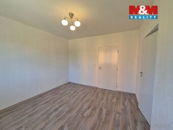 K pronájmu panelový byt o velikost 2+1 s lodžií, situovaný v