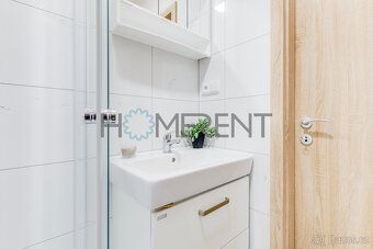 Nabízíme k pronájmu světlý byt o dispozici 2+kk a výměře 42 