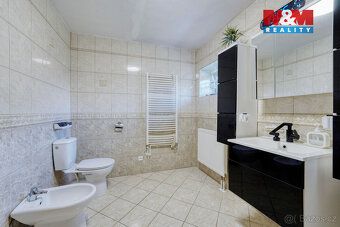 Nabízíme k prodeji prostorný rodinný dům v klidné části obce
