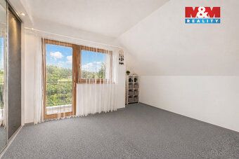I offer for sale a renovated family house with 7+1 bedrooms