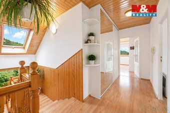 I offer for sale a renovated family house with 7+1 bedrooms