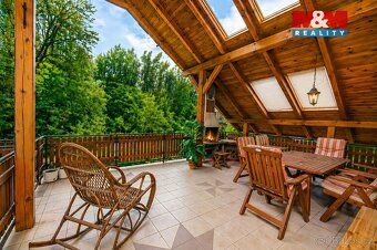 I offer for sale a renovated family house with 7+1 bedrooms