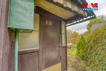 Nabízíme k prodeji útulnou dřevěnou chatu v malebné části ob