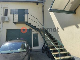I present commercial premises on the 1st floor for use as light production, warehouses and offices.