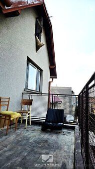 Předmětem prodeje je třípodlažní řadový (rohový) rodinný dům