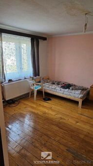 Předmětem prodeje je třípodlažní řadový (rohový) rodinný dům