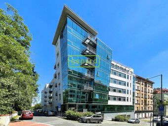 Nabízíme k pronájmu slunný byt 1 + kk o užitné ploše 28 m², 