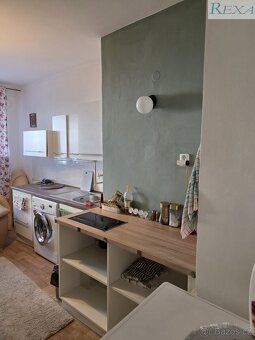Pronájem prostorného pěkného bytu 2KK + balkon + sklep, Stře