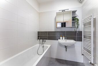 Praktické 3+kk (76,2 m²) s balkonem (7,9 m²), ve kterém se b