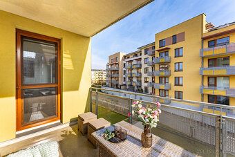 Praktické 3+kk (76,2 m²) s balkonem (7,9 m²), ve kterém se b
