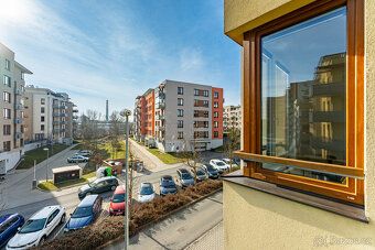 Praktické 3+kk (76,2 m²) s balkonem (7,9 m²), ve kterém se b