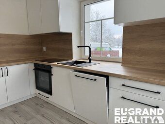 Ev.č. 05927 Moderní rodinný dům 4+1 na polosamotě v srdci Če