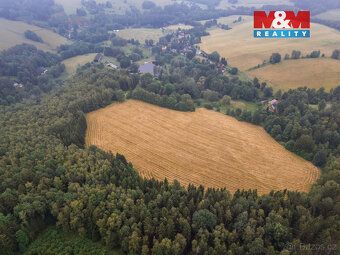 Nabízíme k prodeji rozsáhlé pozemky se zemědělskými stavbami