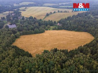 Nabízíme k prodeji rozsáhlé pozemky se zemědělskými stavbami