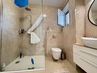 Zariadený mezonetový trojizbový apartmán s dvorom a vírivkou