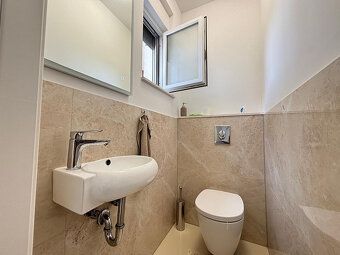 Zariadený mezonetový trojizbový apartmán s dvorom a vírivkou