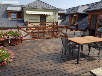 V patře byt 4+KK 190m2 + terasa 40m2 + 8m2 balkon.Dole obcho