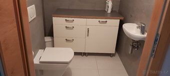 V patře byt 4+KK 190m2 + terasa 40m2 + 8m2 balkon.Dole obcho