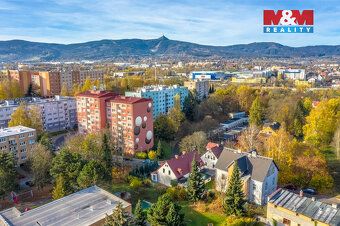 Prodej exkluzivního bytu o dispozici 4+1 v podkroví rodinnéh