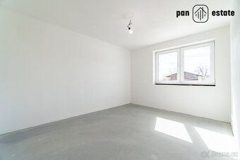 Ne každý řadový dům nabídne dvojgaráž, vlastní zahradu a tak