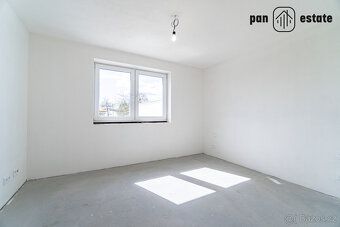 Ne každý řadový dům nabídne dvojgaráž, vlastní zahradu a tak
