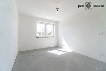 Ne každý řadový dům nabídne dvojgaráž, vlastní zahradu a tak