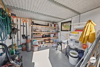 We offer a family house with 4 bedrooms and a kitchenette on land of area 1.0