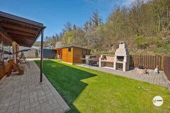 We offer a family house with 4 bedrooms and a kitchenette on land of area 1.0