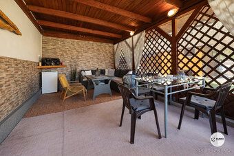 We offer a family house with 4 bedrooms and a kitchenette on land of area 1.0