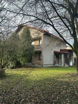 We offer for sale a spacious family house in the village of Bukovice, about 