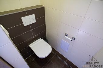 Nabízíme k pronájmu kvalitně zrekonstruovaný byt 2+kk o celk