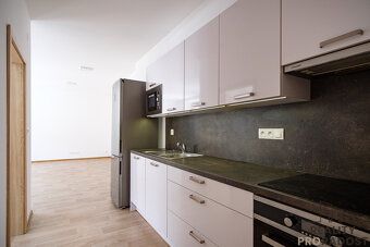 Nabízíme k pronájmu kvalitně zrekonstruovaný byt 2+kk o celk