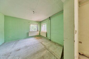 For sale is a spacious family house with a large garden, 