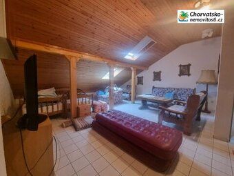 CHORVATSKO-NEMOVITOSTI.cz nabízí prostorný byt s výhledem na