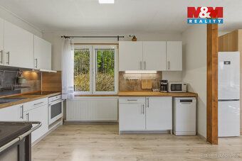 Dům má dispozici 3 + 1 s dvěma lodžiemi a jedná se o dřevost