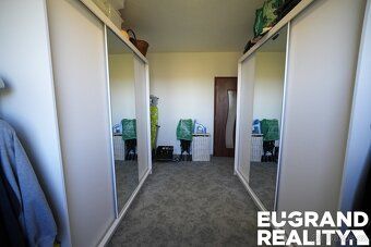 Ref. No. 05979 We offer for sale spacious two-generation co-op apartment of layout 4+1 with…