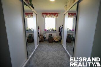 Ref. No. 05979 We offer for sale spacious two-generation co-op apartment of layout 4+1 with…