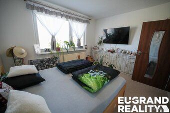 Ref. No. 05979 We offer for sale spacious two-generation co-op apartment of layout 4+1 with…